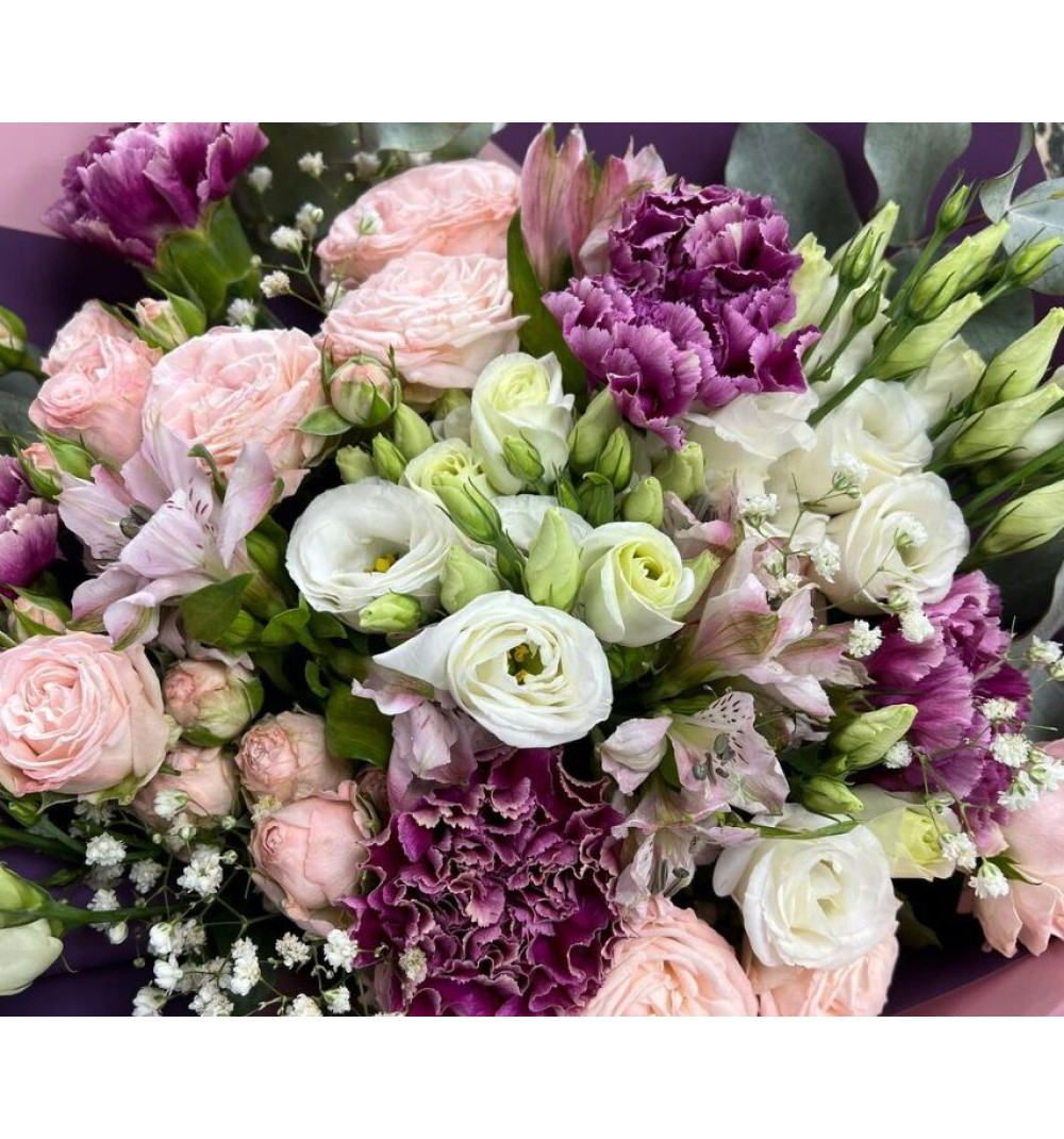 Авторский букет с розами и диантусами