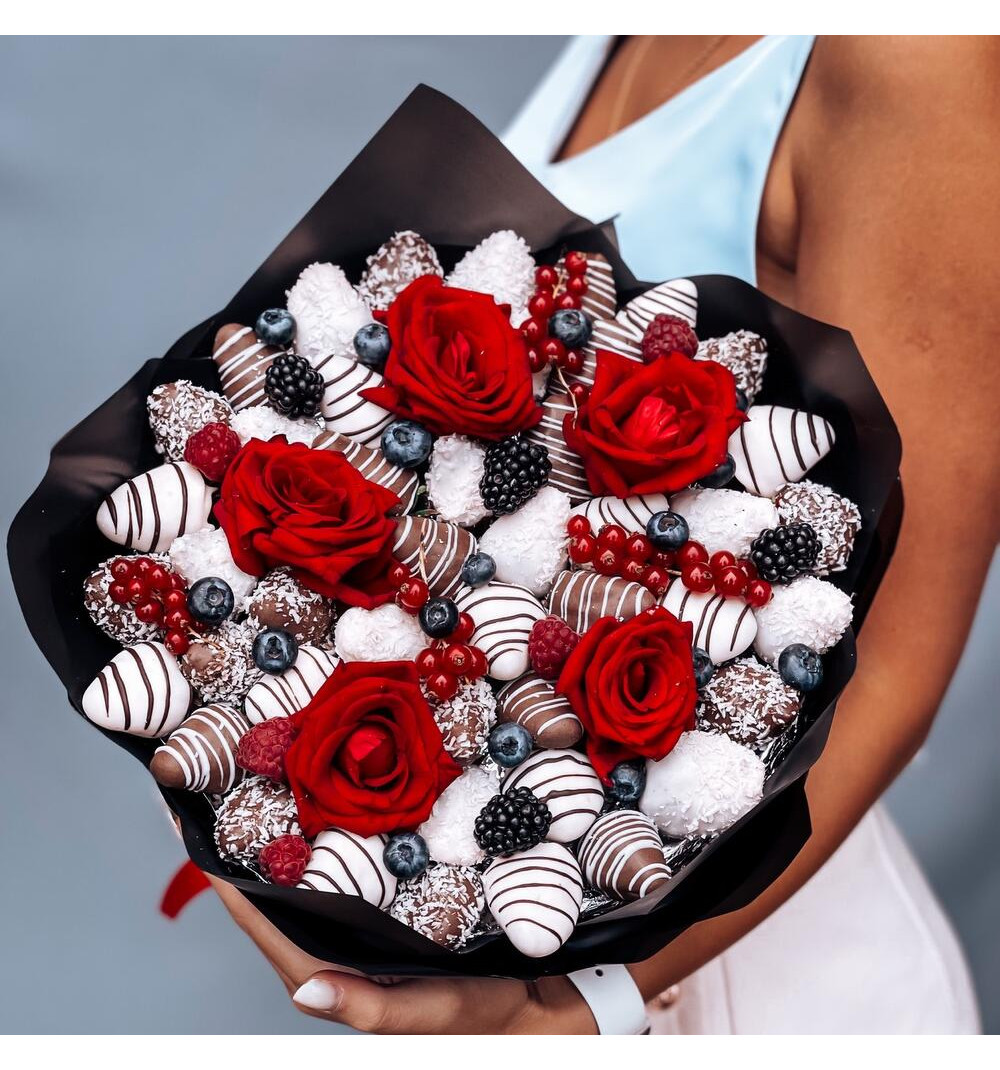 Стильный букет с клубникой